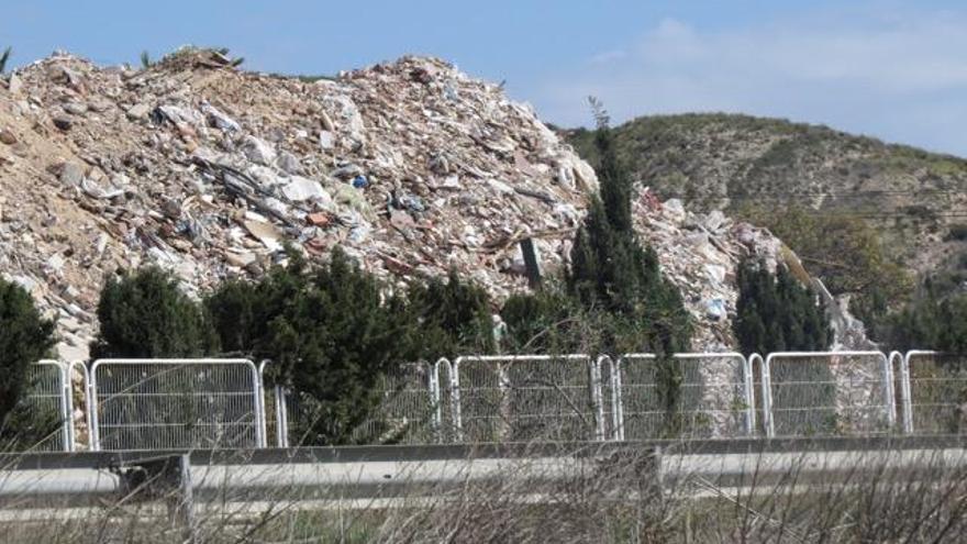 Amigos de los Humedales denuncia el vertido de escombros en Torrellano