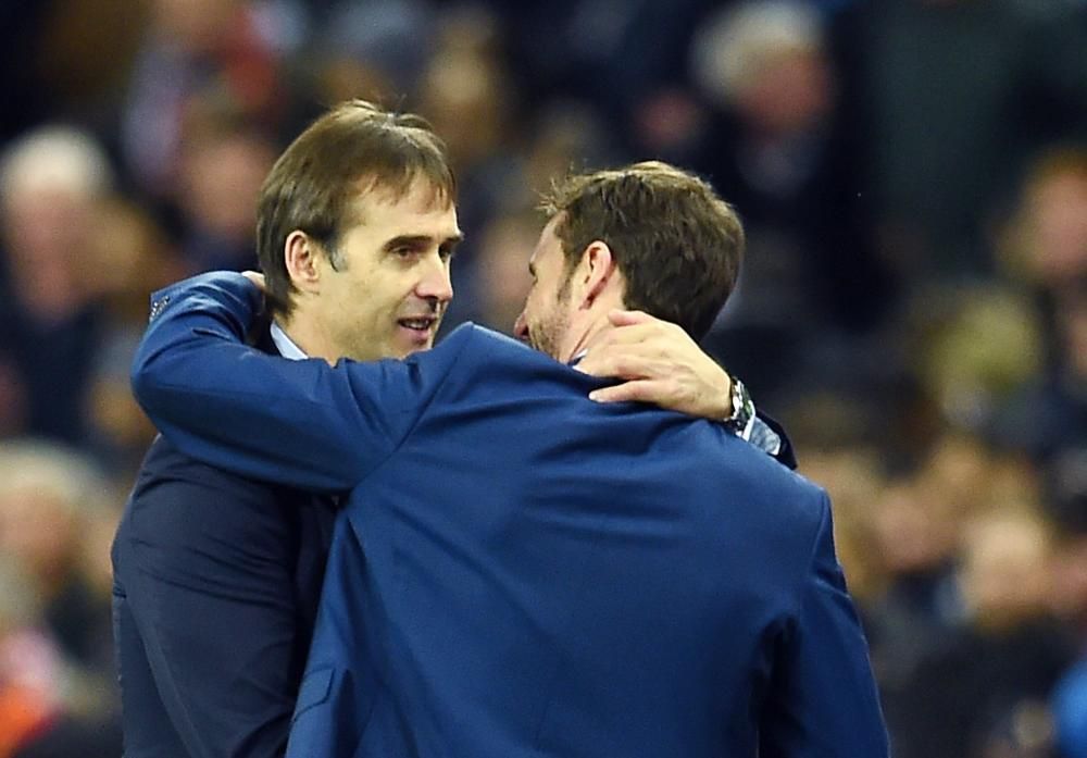 Lopetegui saludando a su similar de Inglaterra, Gareth Southgate  tras un partido amistoso de las selecciones en Wembley.