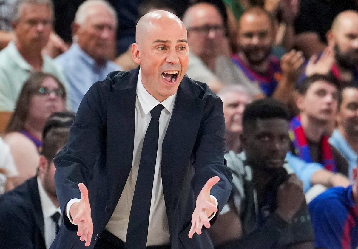 Peñarroya se despespera en una acción del equipo en unas semanas tensas por las bajas que acumulan