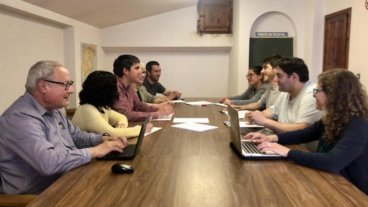 Los cinco concejales electos del PSPV (a la izquierda de la mesa) se han reunido este lunes con los cuatro de Independents per Morella.