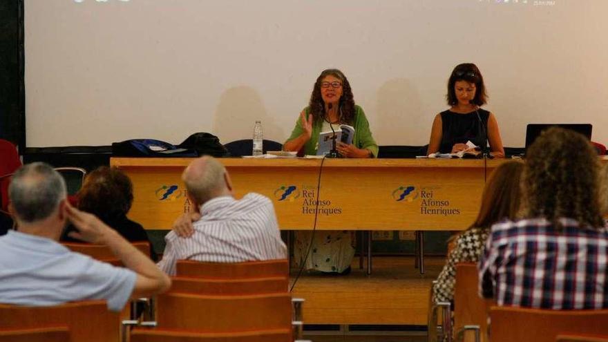 Conferencia sobre poesía bilingüe que cerró las jornadas del congreso internacional.