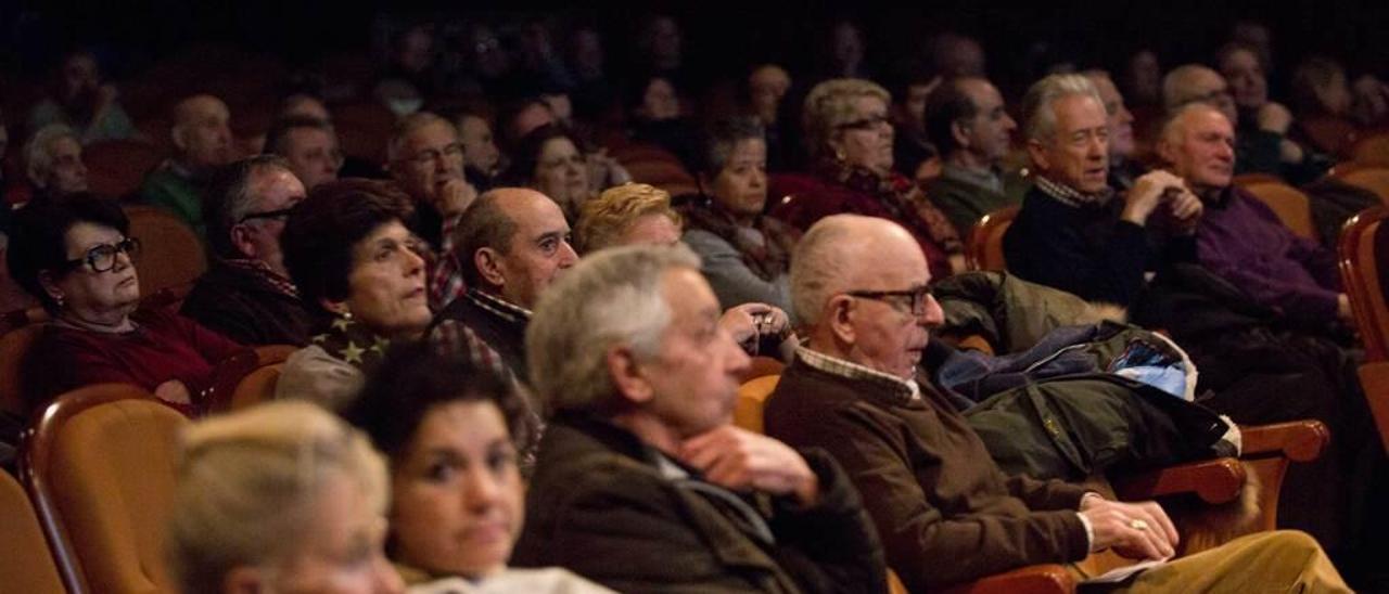 Público en el patio de butacas durante la quinta jornada eliminatoria del Concurso y muestra de folclore &quot;Ciudad de Oviedo&quot;.