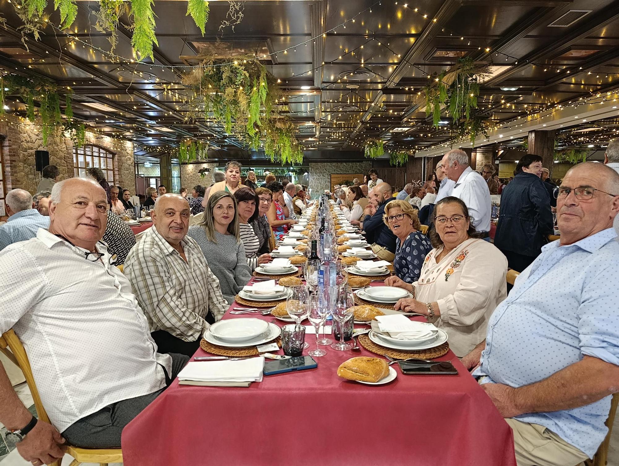 Emotivo y multitudinario homenaje a los sanitarios de Villabona
