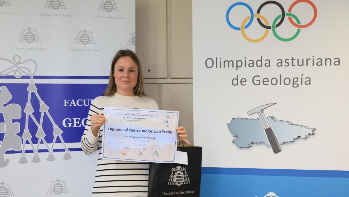 Marta Rodríguez Martín, profesora del IES La Corredoria, recogiendo el diploma.