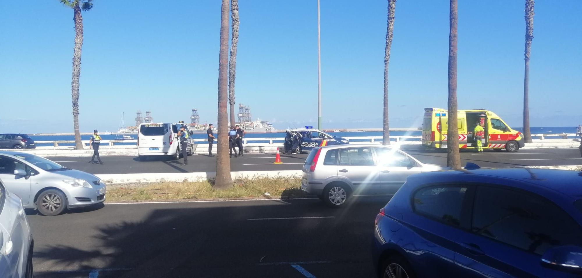 Así fue el accidente entre un coche de policía y un taxi en la Avenida Marítima