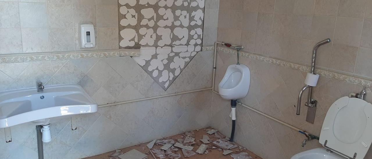 En el baño para personas con discapacidad del cementerio de Vila-real se han desprendido baldosas de la pared a causa de la humedad.