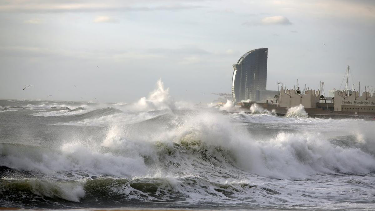 Mar gruesa en la playa de la Mar Bella, en Barcelona, el pasado enero.