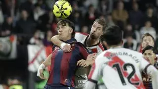 Un Rayo con 10 iguala en el último instante al Levante, que ve escapar la salvación