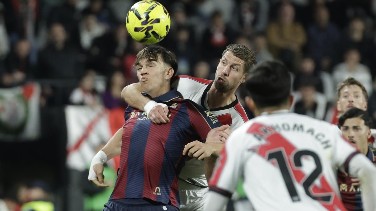 LALIGA EA SPORTS | Un Rayo con 10 iguala en el último instante al Levante, que ve escapar la salvación