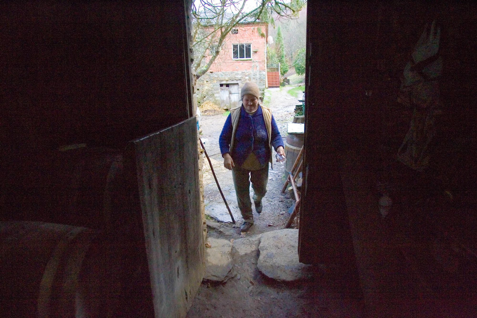 Otilia, en entorno de su casa en Froseira (Boal), en una imagen tomada hace unos años.