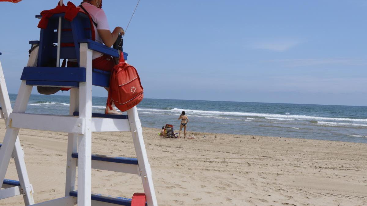 Un socorrista de la Cruz Roja, este mediodía en la playa de Gandia.