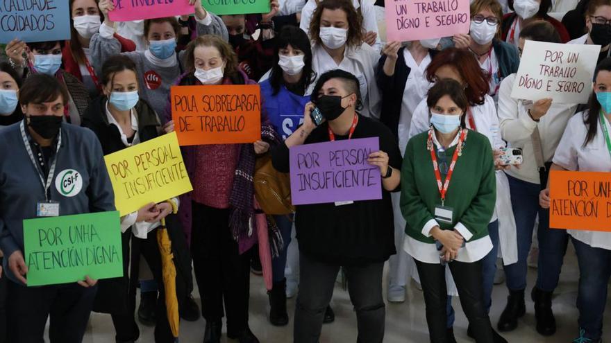 Técnicas auxiliares de enfermería y representantes sindicales, en la protesta de ayer.   | // ALBA VILLAR