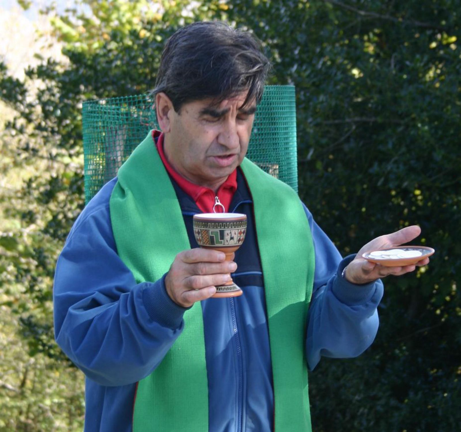 El Padre Eugenio, en un oficio religioso celebrado al aire libre.