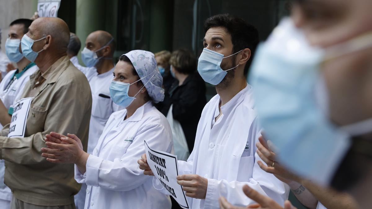 Personal sanitario del Hospital Clínic homenajea a los sanitarios muertos por coronavirus