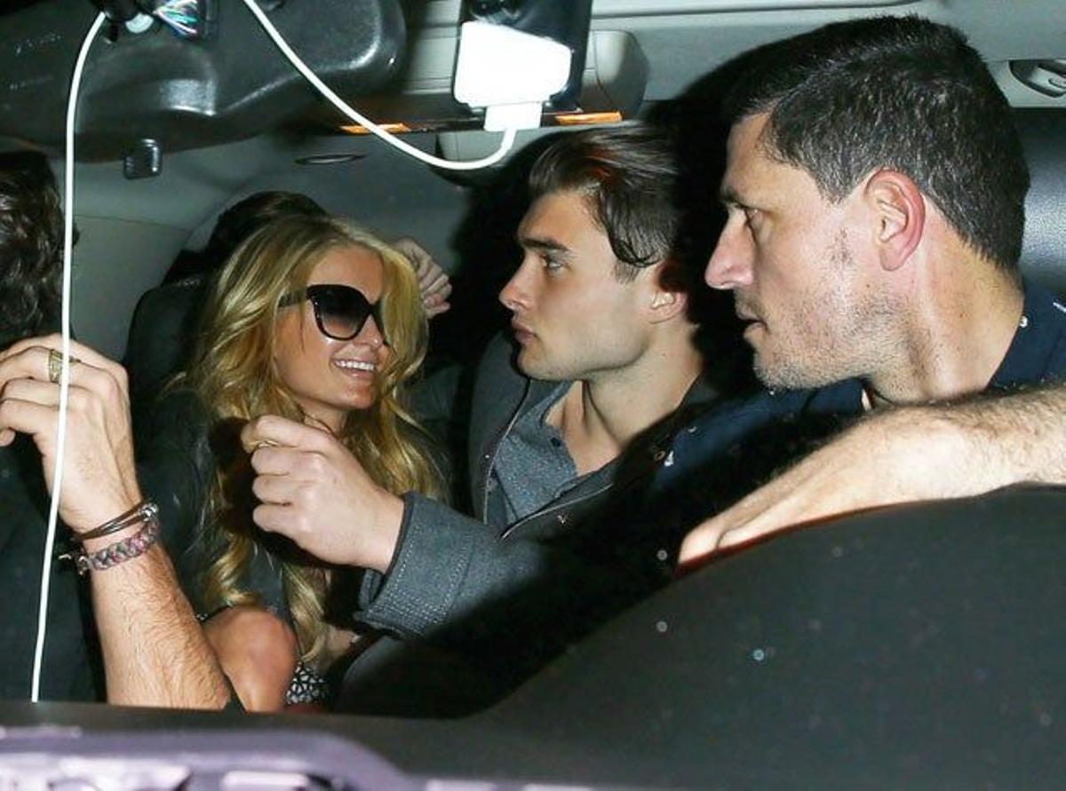 Paris Hilton parece feliz con su nuevo amigo en el coche