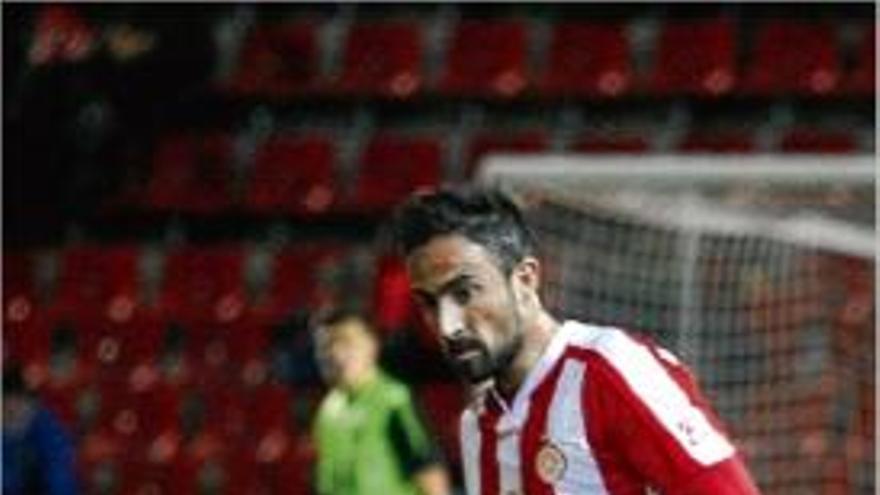 Richy colpeja la pilota en un Girona-Tenerife d&#039;aquest últim curs.