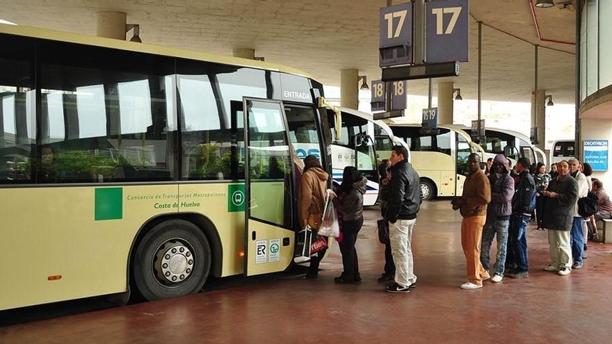 Usuarios suben a un autobús.
