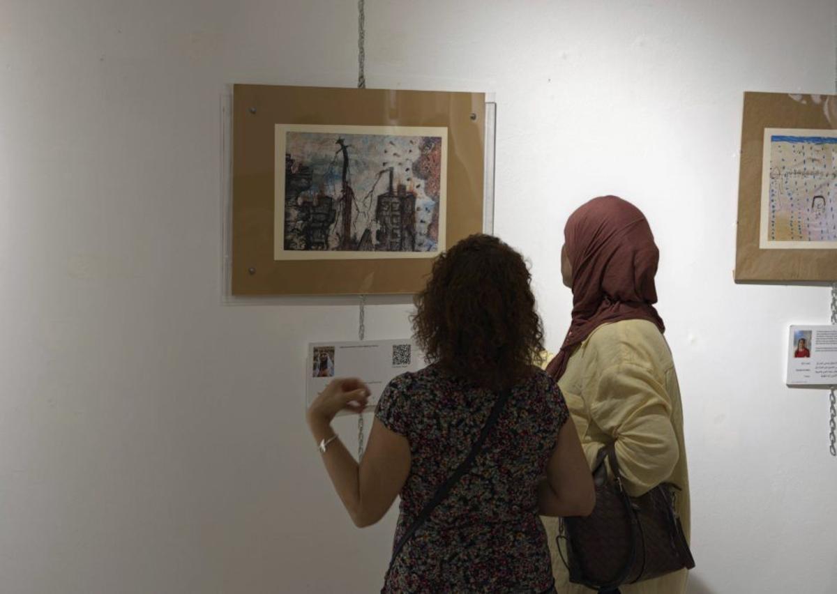 Público viendo los dibujos en la sala Ángel Botello. | SANTOS ÁLVAREZ