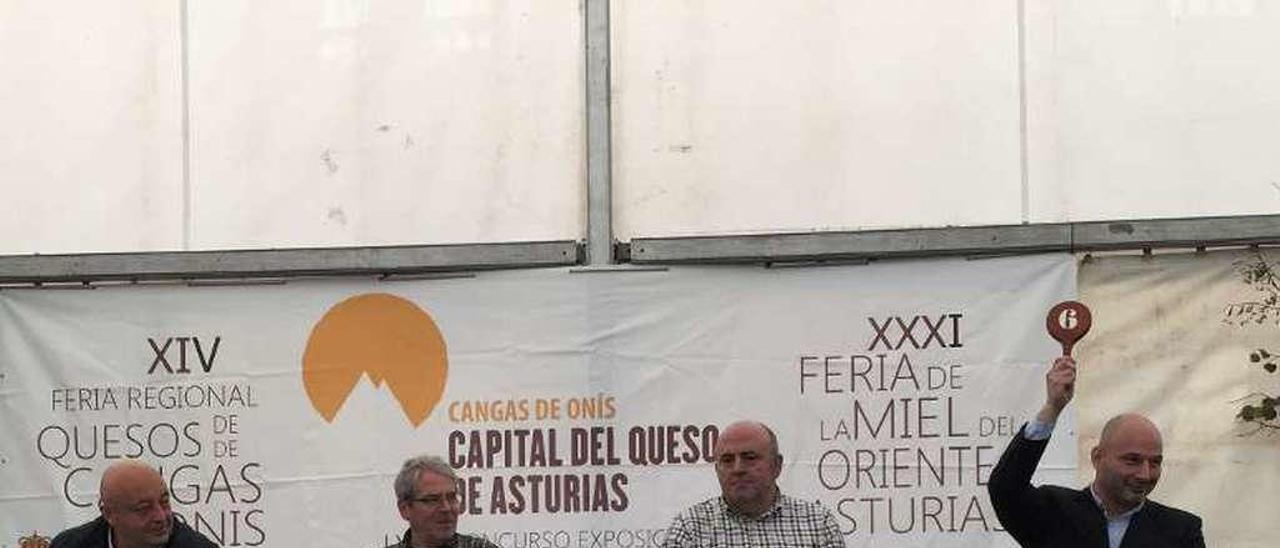 Fredi García, de La Madreñería, puja por el mejor lote de quesos de los Picos.