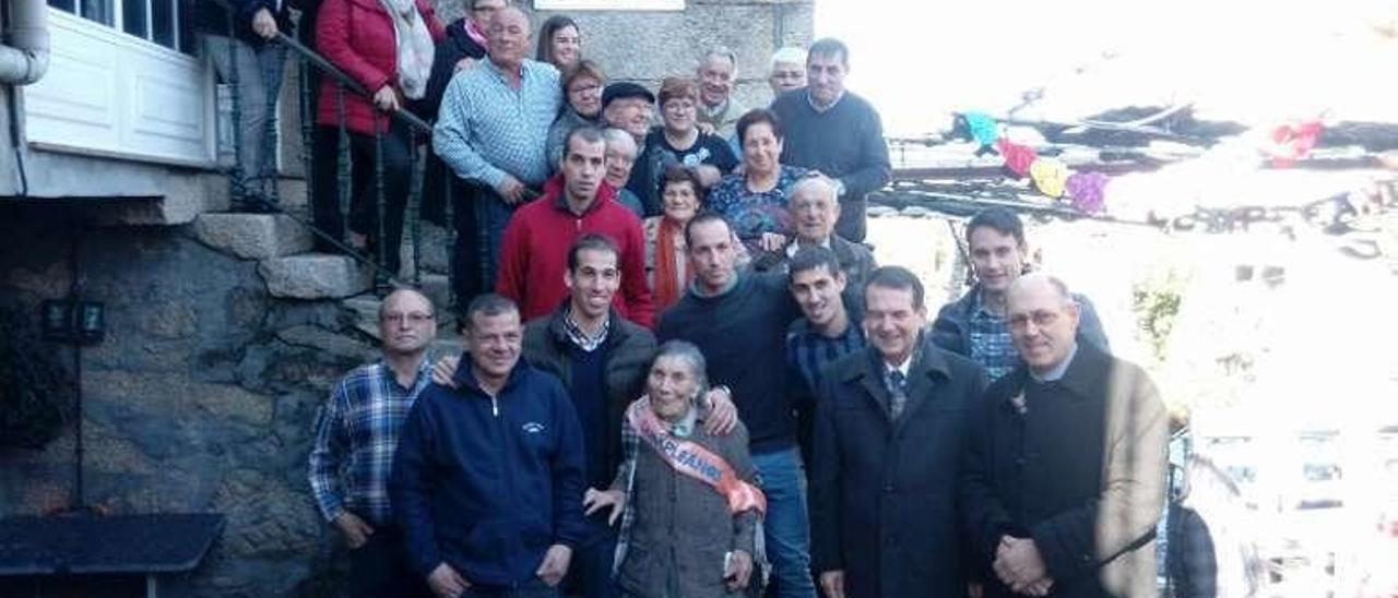 Doña Saladina, con su familia y el alcalde de Vigo.