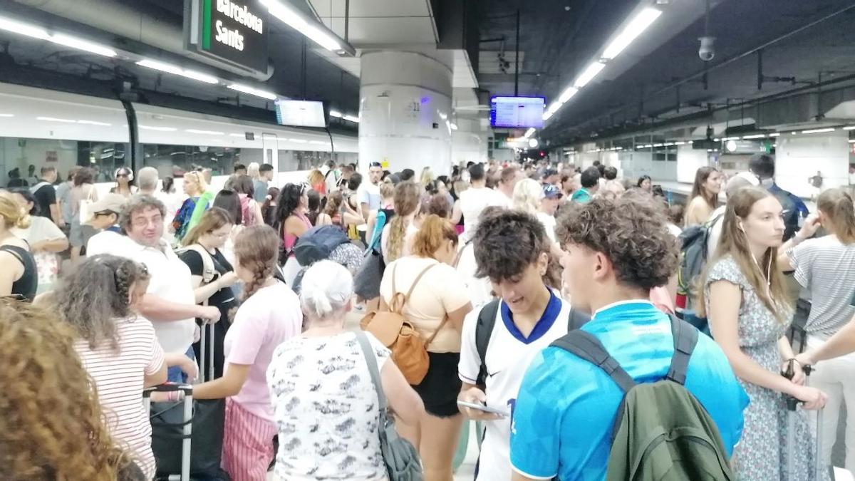 Aglomeración en un andén de Sants Estació por demoras en la R2 de Rodalies y regionales