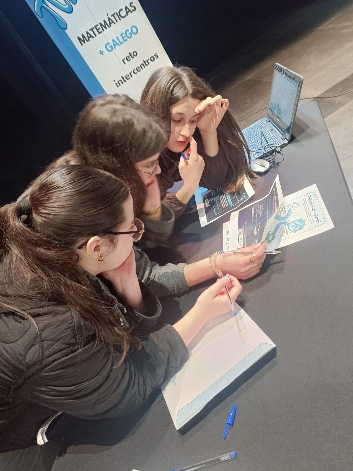 Tres alumnas durante unha das probas.