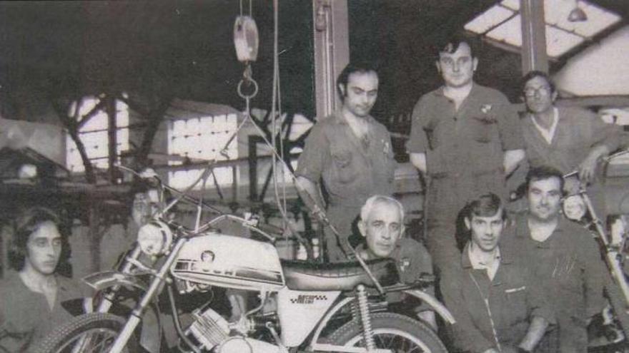 Trabajadores de la fábrica de Puch posan en 1973 con la Minicross 10.000 fabricada en Gijón.