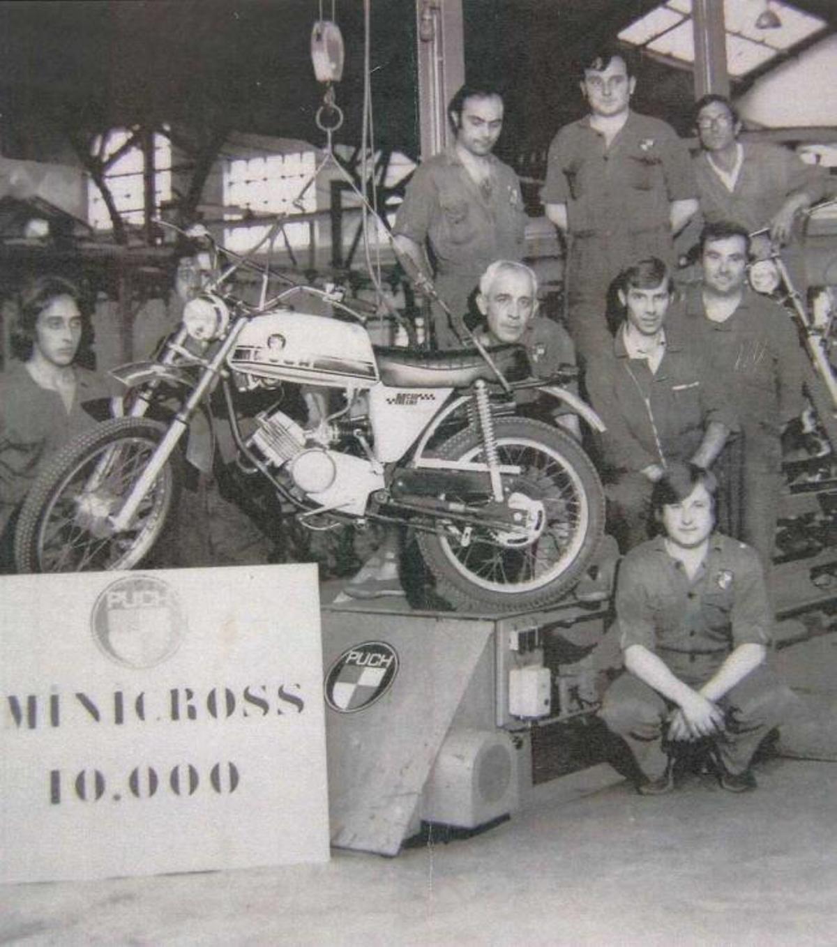 Trabajadores de la fábrica de Puch posan en 1973 con la Minicross 10.000 fabricada en Gijón.