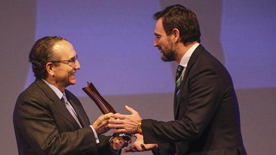 El presidente de Prensa Ibérica, Javier Moll, entrega el Importante al presidente de la patronal del juguete, José Antonio Pastor.