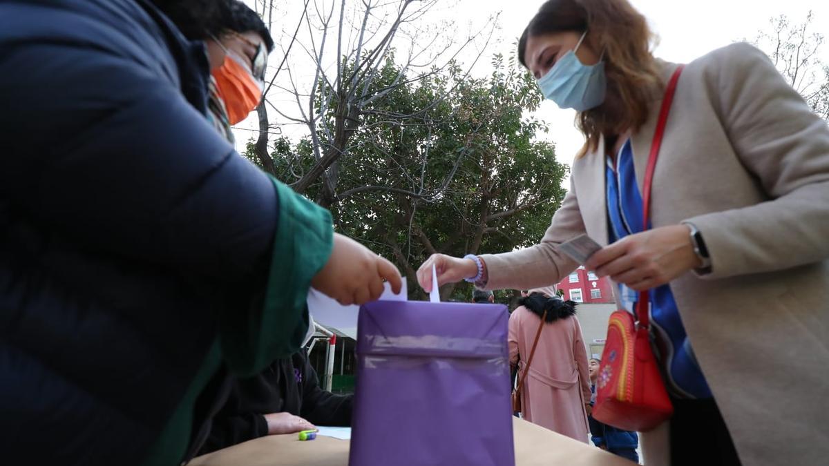 Votación en el CEIP 8 de Març de València.