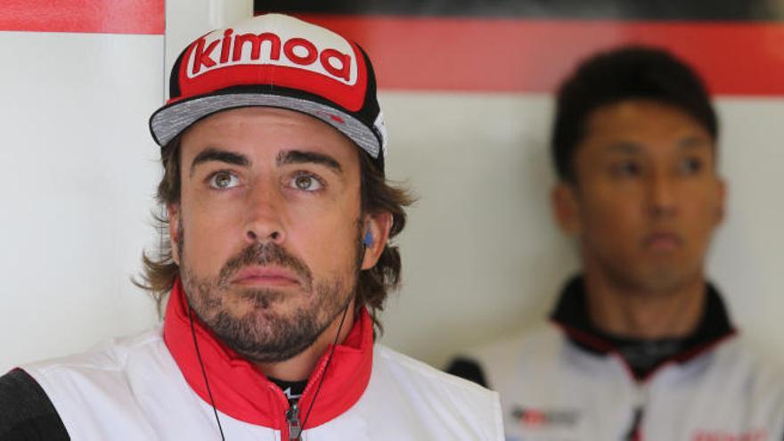 Fernando Alonso, en el garaje de Toyota Gazoo en Silverstone