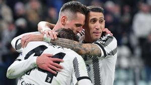 Fagioli, Milik y Di Maria celebran el segundo gol de la Juventus en su partido contra el Atalanta, este domingo en Turín.