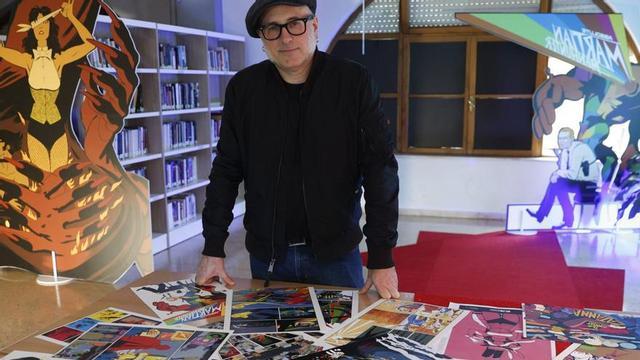 Javier Rodríguez posa, la semana pasada, en la exposición que le dedicó la feria del libro de Oviedo, Ofelia, en el edificio de La Granja. | LUISMA MURIAS