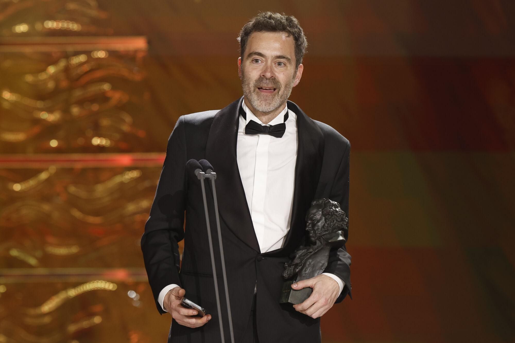 GRANADA, 08/02/2025.- El Pol Rodríguez gana el Goya a mejor dirección por "Segundo premio", en la 39 edición de los Premios Goya de la Academia de Cine que se celebra este sábado en el Palacio de Congresos y Exposiciones de Granada. EFE/Julio Muñoz