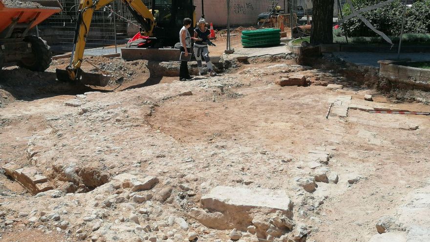 Martín (izquierda) intercambia impresiones  con una arqueóloga  sobre los restos hallados en Santa Marina. | M. J. CACHAZO