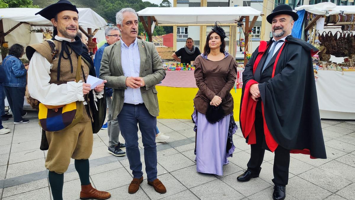 El alcalde, Ángel García, con El Pregonero, Onofre y Clarín en la inauguración del mercado.