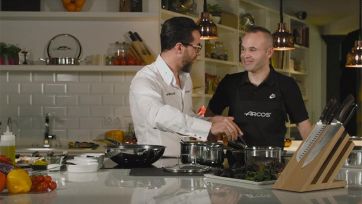 Andrés Iniesta compartió fogones con el cocinero Quique Dacosta