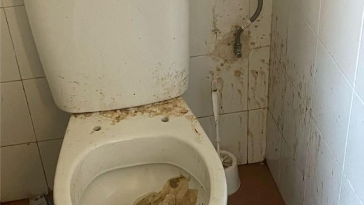 Estado que presentaba uno de los baños del área recreativa.