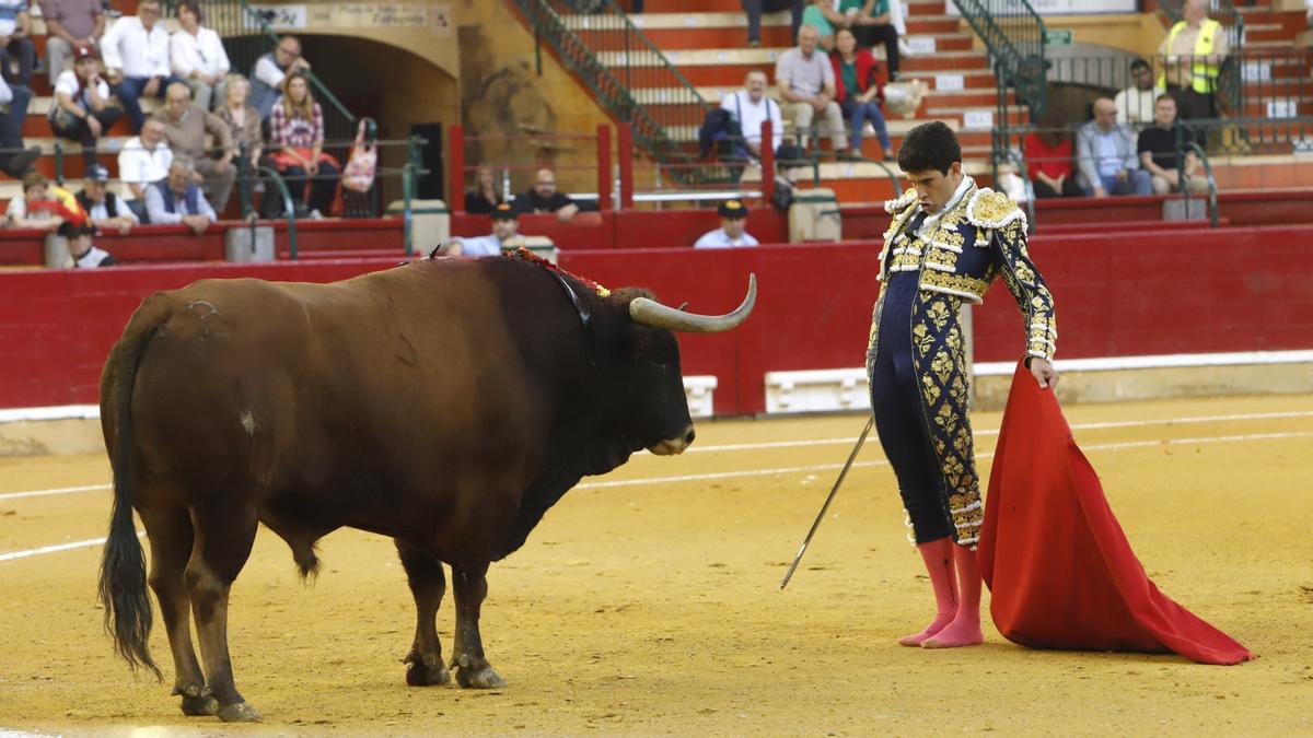 Alberto López Simón frente al toro que abría el festejo, un ejemplar estrámbótico por fuera y auténtico mansazo en cuanto a comportamiento.