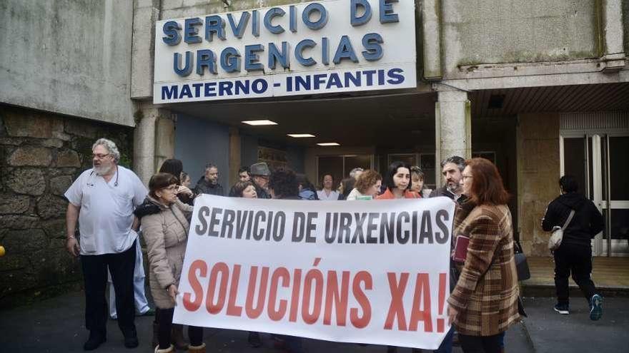 Concentración ante las Urgencias del Hospital Provincial. // Rafa Vázquez