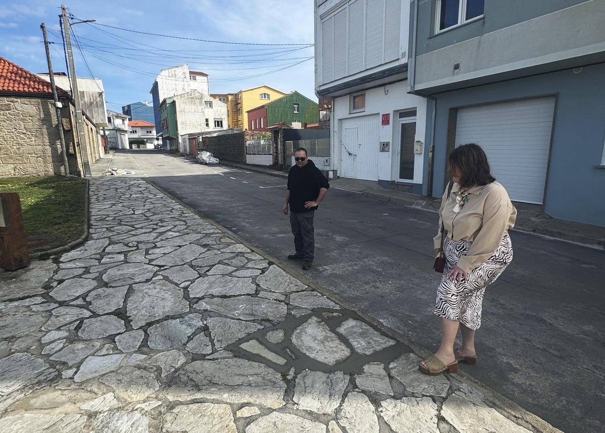 A tenente de alcalde, Sandra Vilela, e o edil José Luis Santiago, supervisando os traballos.