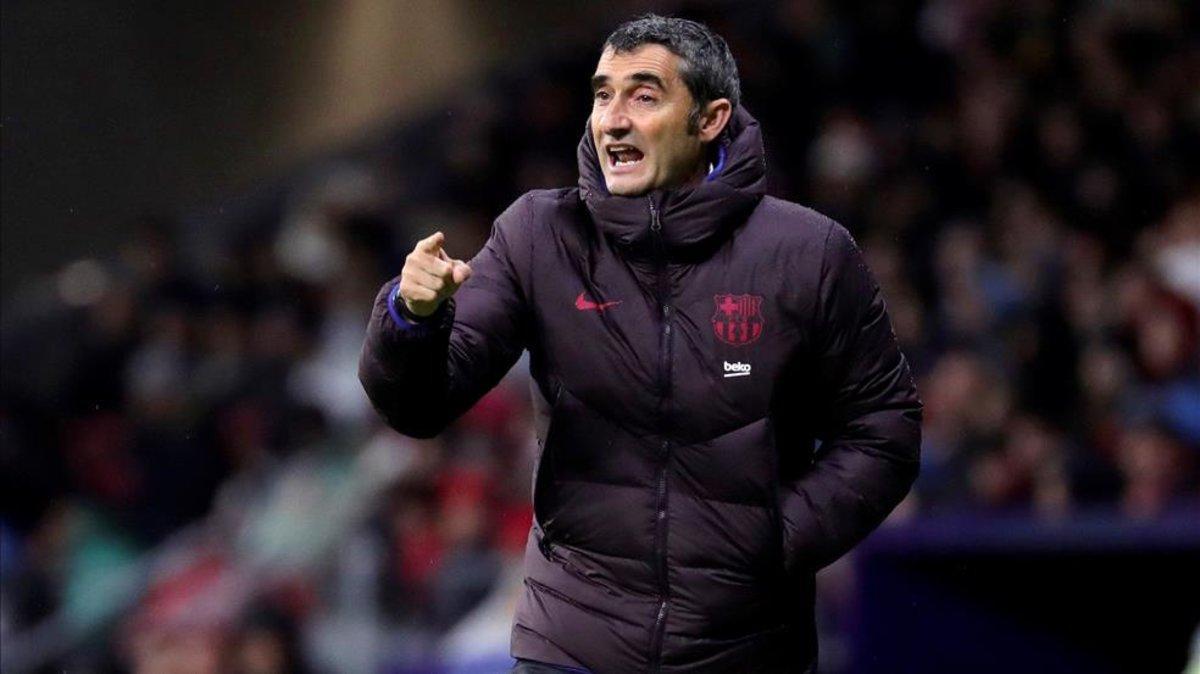 Valverde, dirigiendo al Barça en el Wanda