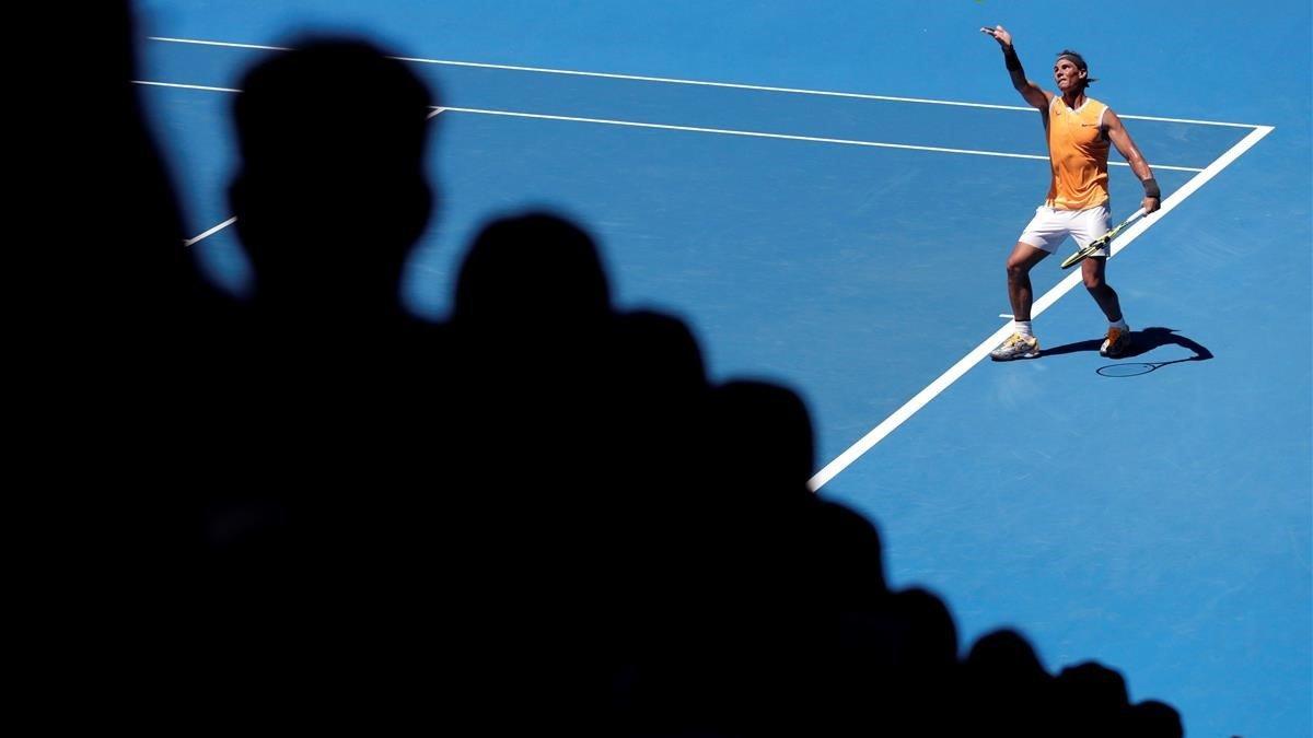 Rafael Nadal de España en acción durante su partido de la primera ronda contra James Duckworth en el torneo de tenis Grand Slam Open de Australia.