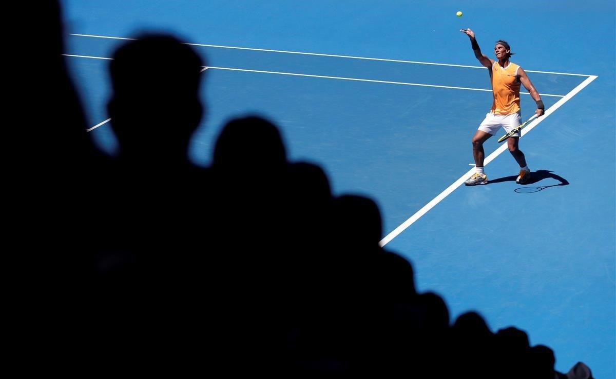 Rafael Nadal de España en acción durante su partido de la primera ronda contra James Duckworth en el torneo de tenis Grand Slam Open de Australia.