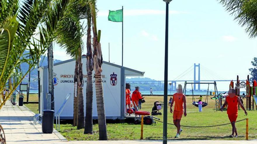 El puesto de Protección Civil y Socorrismo de la playa de Cesantes, en Redondela. |   // MARTA G. BREA