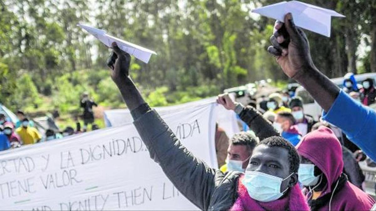 Imágenes de inmigrantes que se manifestaron el sábado en las puertas de campamento de Las Raíces, en La Laguna