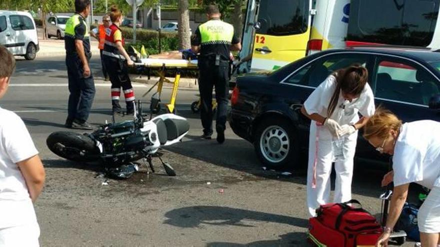 La Policía Local y una unidad del SVB, en el lugar del accidente.