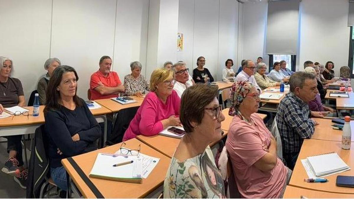 Imagen de archivo de mayores en un curso de la UNED.
