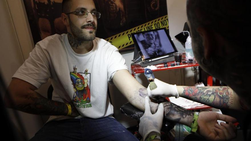 René Naredo tatuándose al expresidente Rajoy, hoy, en el Metrópoli.