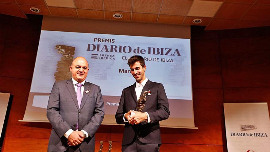El atleta recibe el premio a Personaje del Año de manos de Vicent Marí, presidente del Consell de Ibiza.